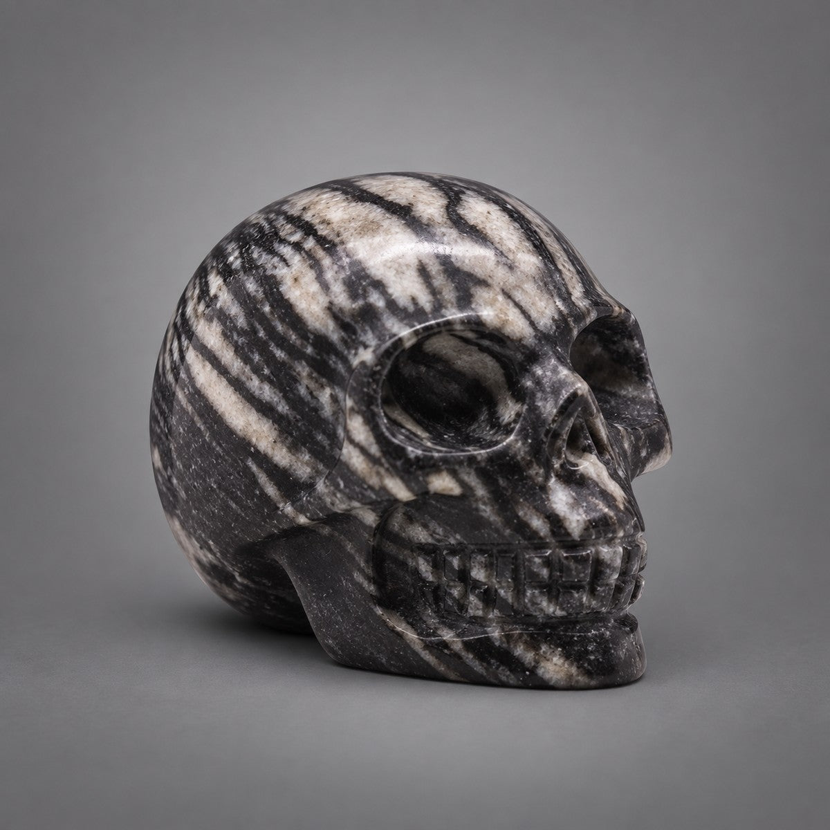 Mini calavera de piedra oscura